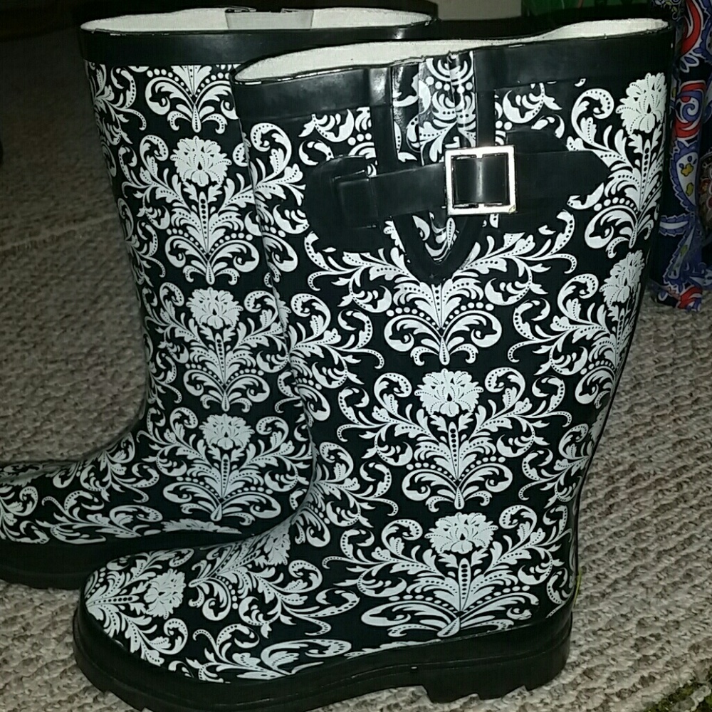 Black and White Western Chief Rain Boots